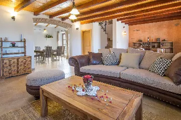 3-Bedroom House with Private Pool in Dobrinj