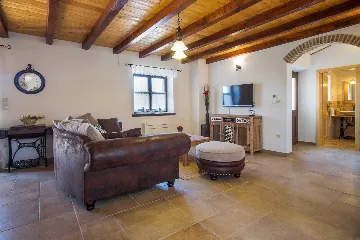 3-Bedroom House with Private Pool in Dobrinj