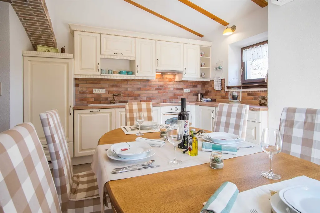 3-Bedroom House with Private Pool in Dobrinj