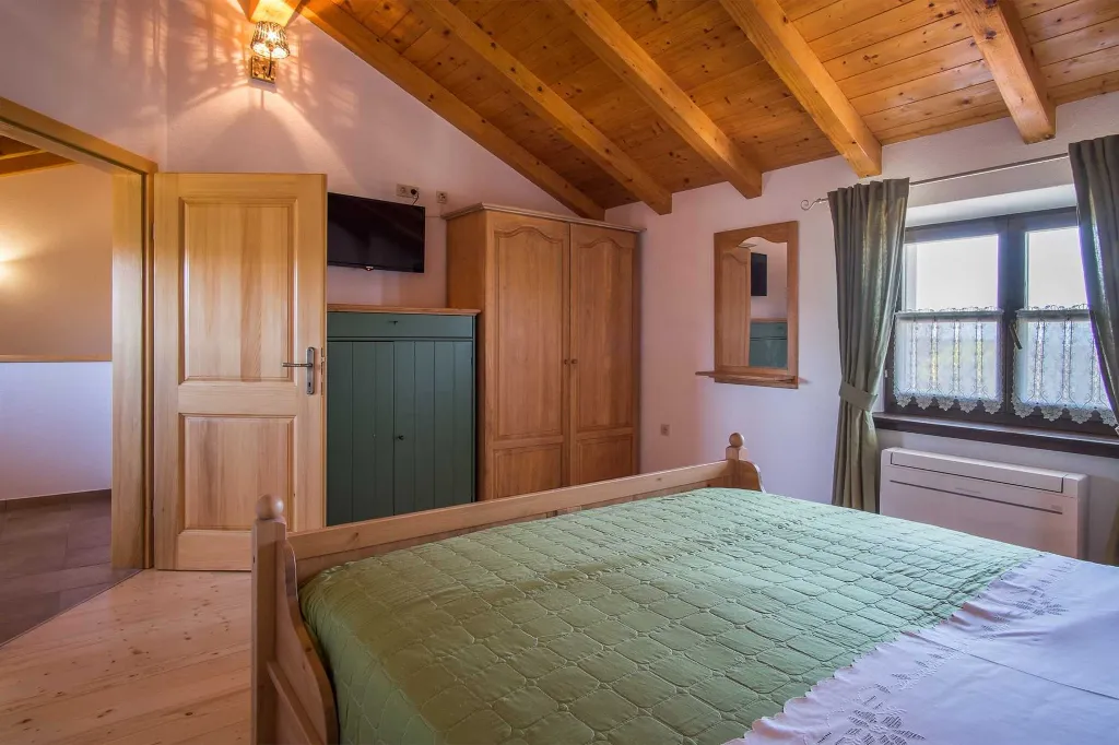 3-Bedroom House with Private Pool in Dobrinj
