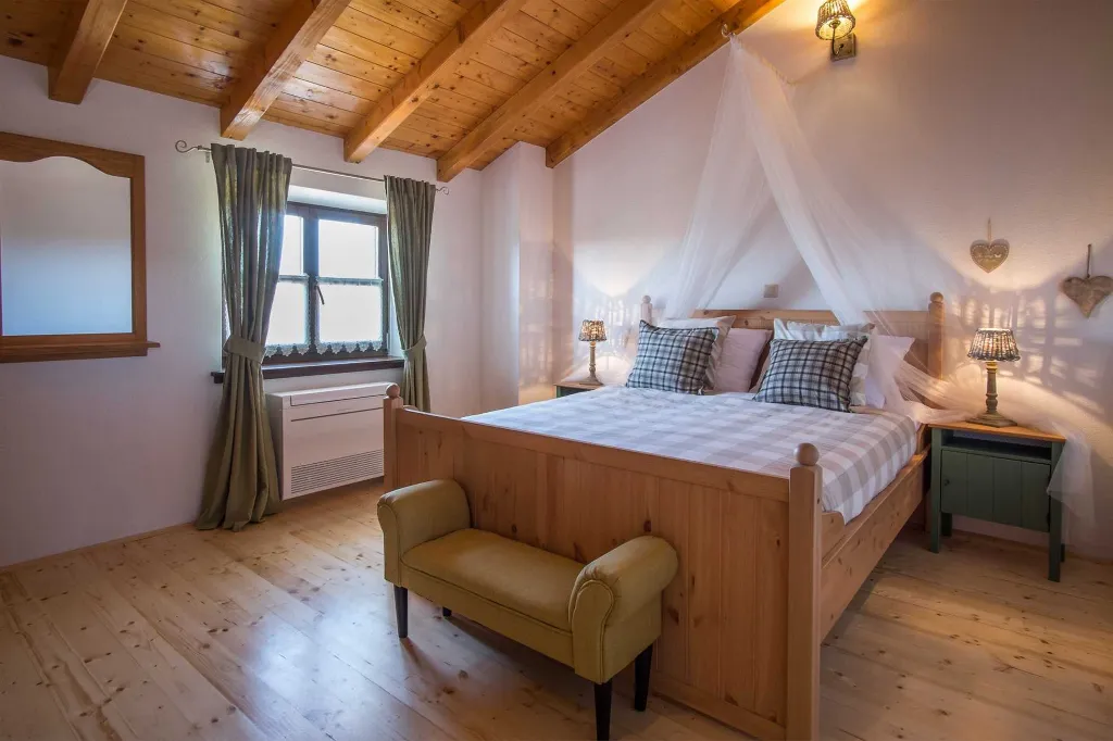 3-Bedroom House with Private Pool in Dobrinj
