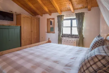 3-Bedroom House with Private Pool in Dobrinj