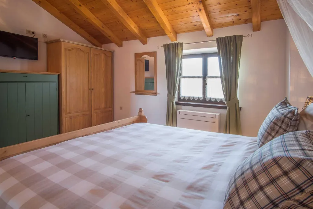 3-Bedroom House with Private Pool in Dobrinj