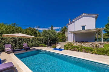 2-Bedroom House with Heated Pool in Kras