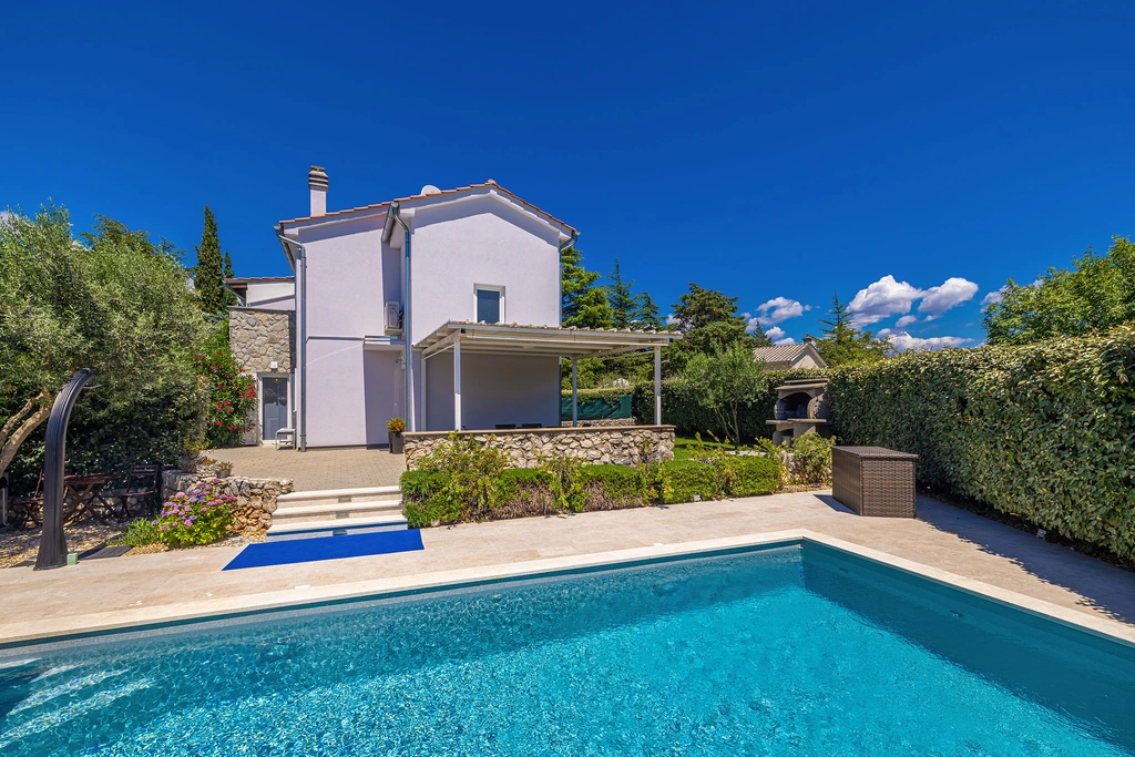 2-Bedroom House with Heated Pool in Kras