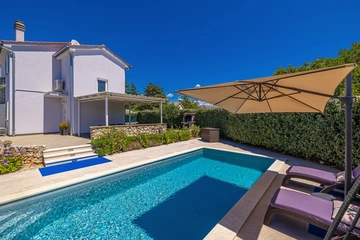 2-Bedroom House with Heated Pool in Kras