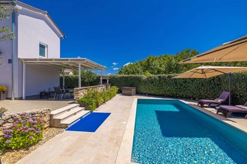 2-Bedroom House with Heated Pool in Kras