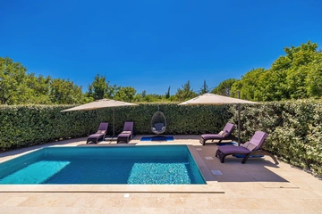 2-Bedroom House with Heated Pool in Kras