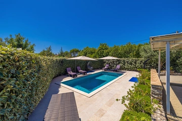 2-Bedroom House with Heated Pool in Kras