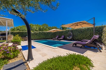 2-Bedroom House with Heated Pool in Kras