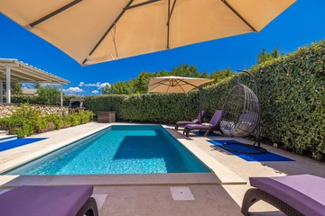 2-Bedroom House with Heated Pool in Kras