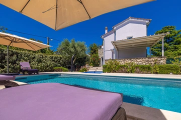 2-Bedroom House with Heated Pool in Kras