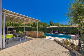 2-Bedroom House with Heated Pool in Kras