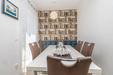 2-Bedroom House with Heated Pool in Kras