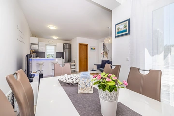 2-Bedroom House with Heated Pool in Kras