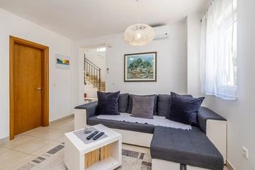 2-Bedroom House with Heated Pool in Kras