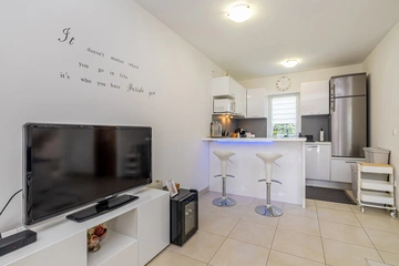 2-Bedroom House with Heated Pool in Kras