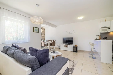 2-Bedroom House with Heated Pool in Kras