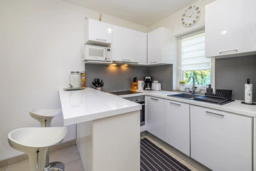 2-Bedroom House with Heated Pool in Kras