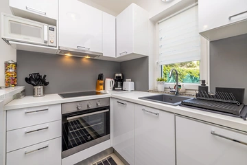 2-Bedroom House with Heated Pool in Kras