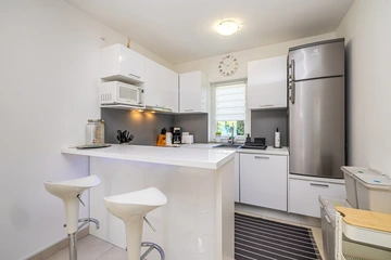 2-Bedroom House with Heated Pool in Kras