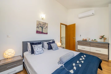 2-Bedroom House with Heated Pool in Kras