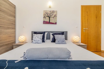 2-Bedroom House with Heated Pool in Kras