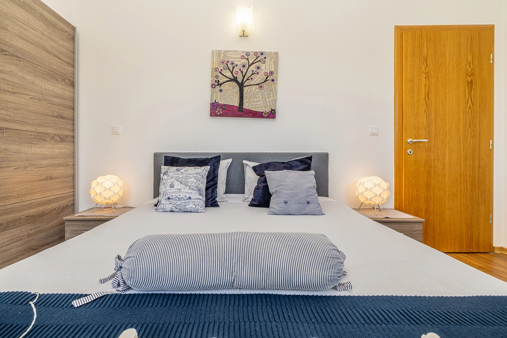 2-Bedroom House with Heated Pool in Kras