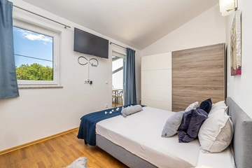 2-Bedroom House with Heated Pool in Kras