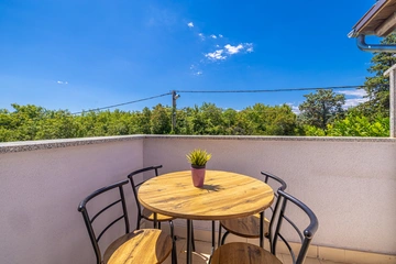 2-Bedroom House with Heated Pool in Kras