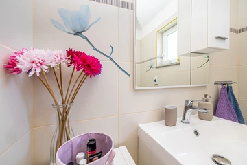 2-Bedroom House with Heated Pool in Kras