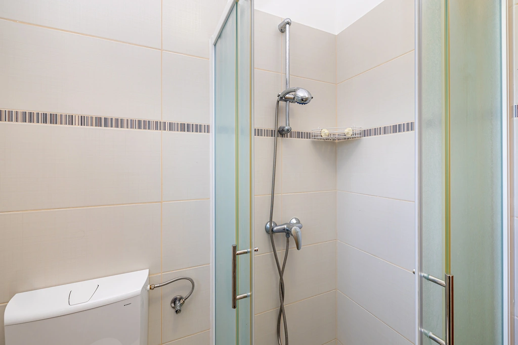 2-Bedroom House with Heated Pool in Kras