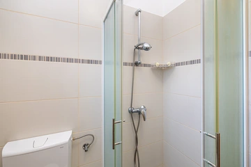 2-Bedroom House with Heated Pool in Kras