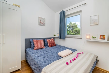 2-Bedroom House with Heated Pool in Kras