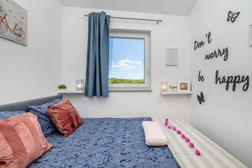 2-Bedroom House with Heated Pool in Kras