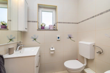 2-Bedroom House with Heated Pool in Kras