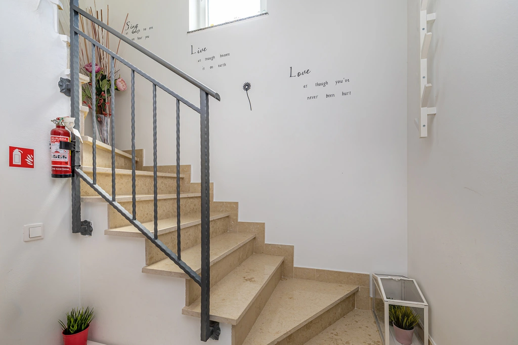 2-Bedroom House with Heated Pool in Kras