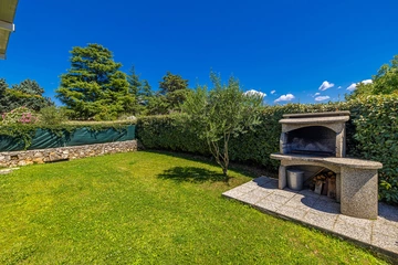 2-Bedroom House with Heated Pool in Kras