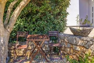 2-Bedroom House with Heated Pool in Kras