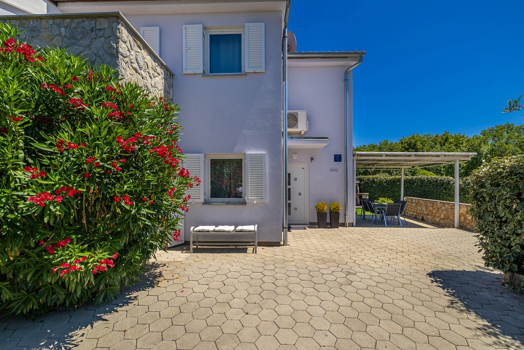 2-Bedroom House with Heated Pool in Kras