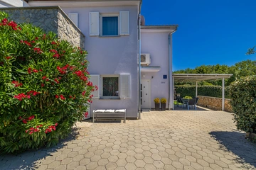 2-Bedroom House with Heated Pool in Kras