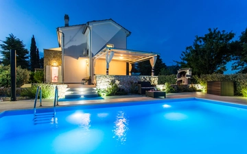 2-Bedroom House with Heated Pool in Kras