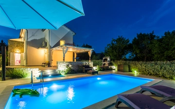 2-Bedroom House with Heated Pool in Kras