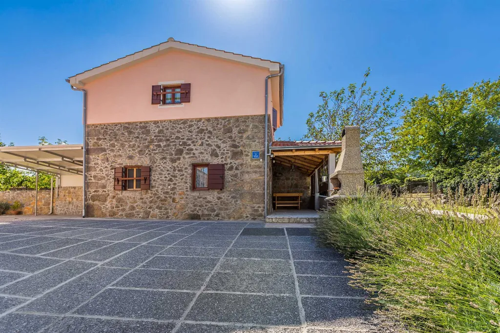 Air-Conditioned House in Vrh for Up to 5 Guests