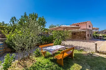 Air-Conditioned House in Vrh for Up to 5 Guests