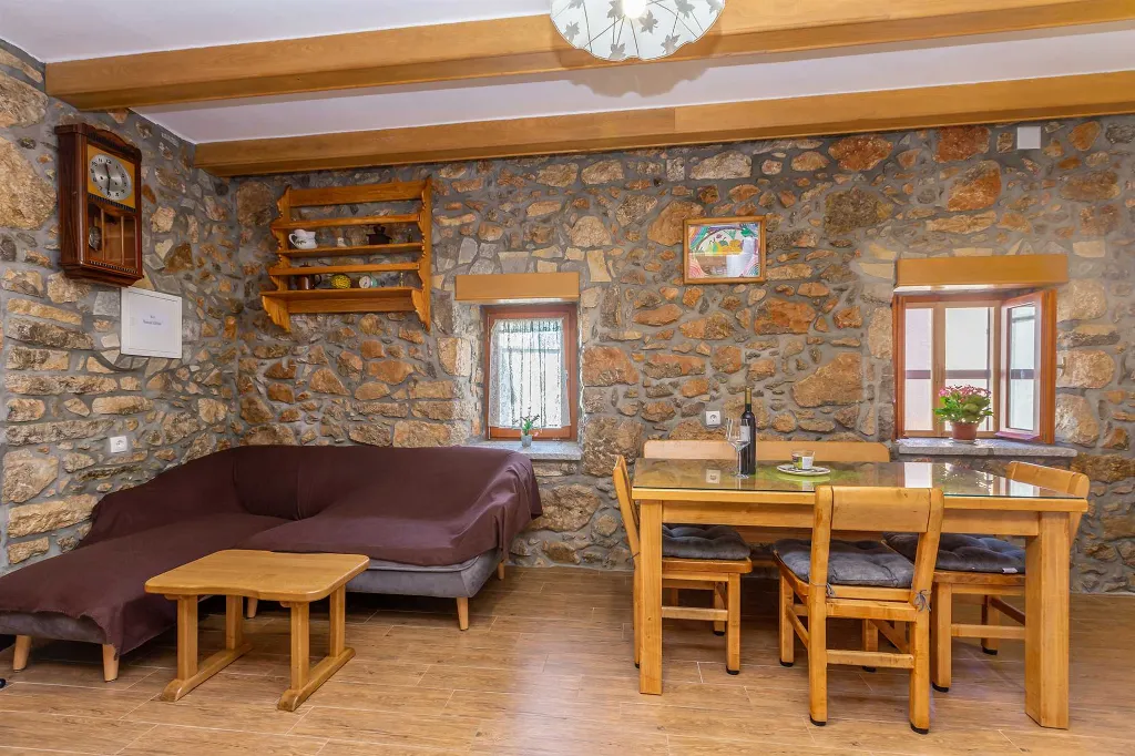 Air-Conditioned House in Vrh for Up to 5 Guests