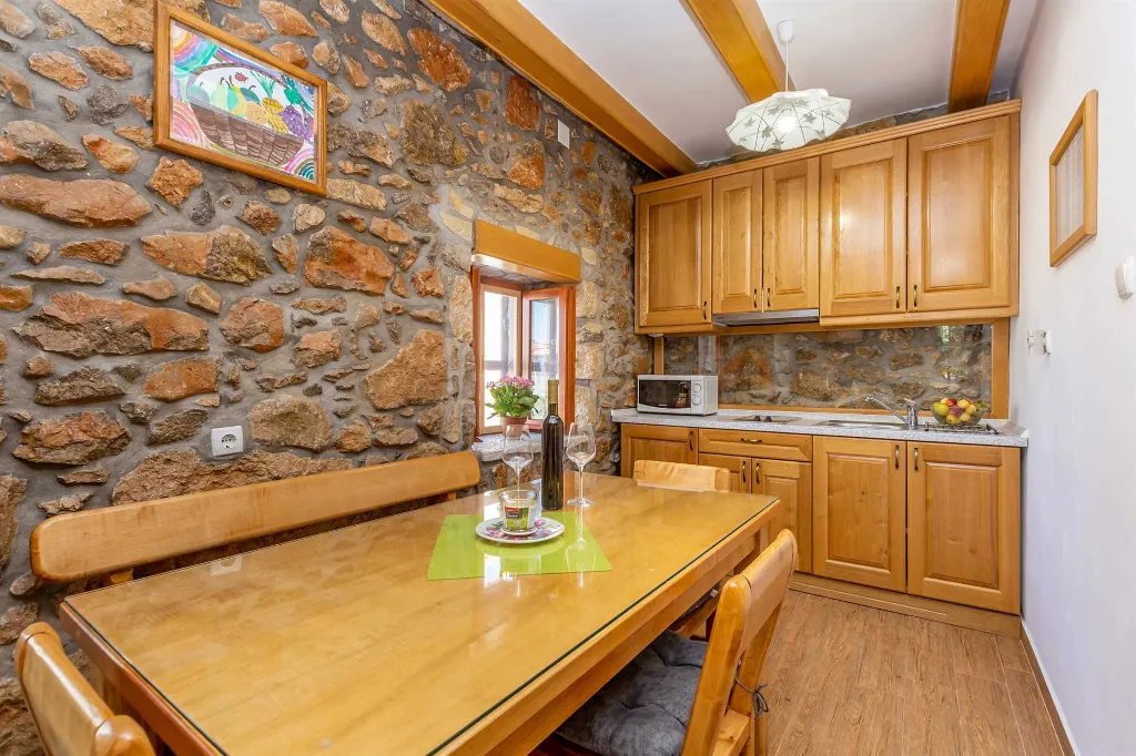 Air-Conditioned House in Vrh for Up to 5 Guests