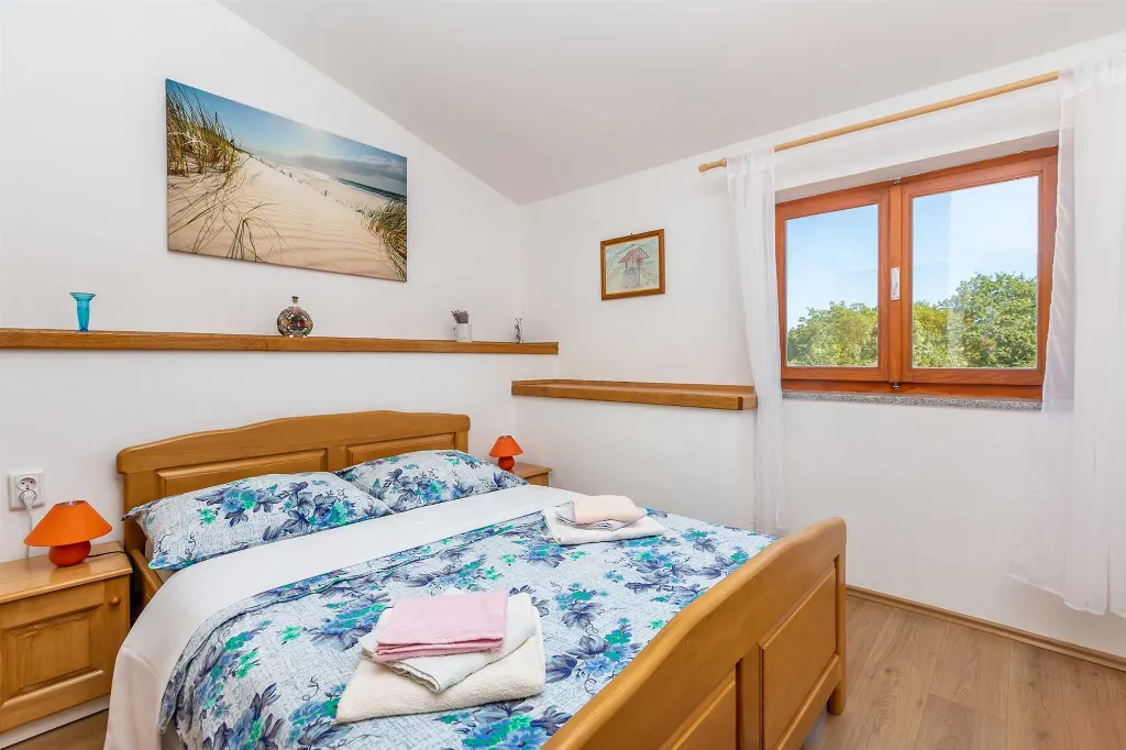 Air-Conditioned House in Vrh for Up to 5 Guests