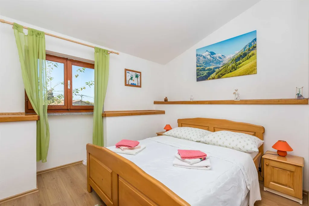 Air-Conditioned House in Vrh for Up to 5 Guests