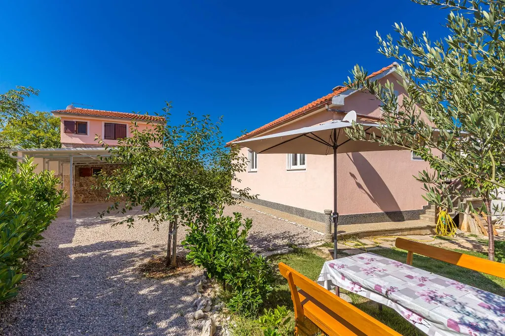 Air-Conditioned House in Vrh for Up to 5 Guests